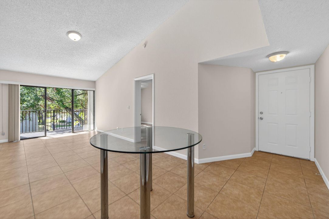 For Sale: $230,000 (2 beds, 2 baths, 986 Square Feet)