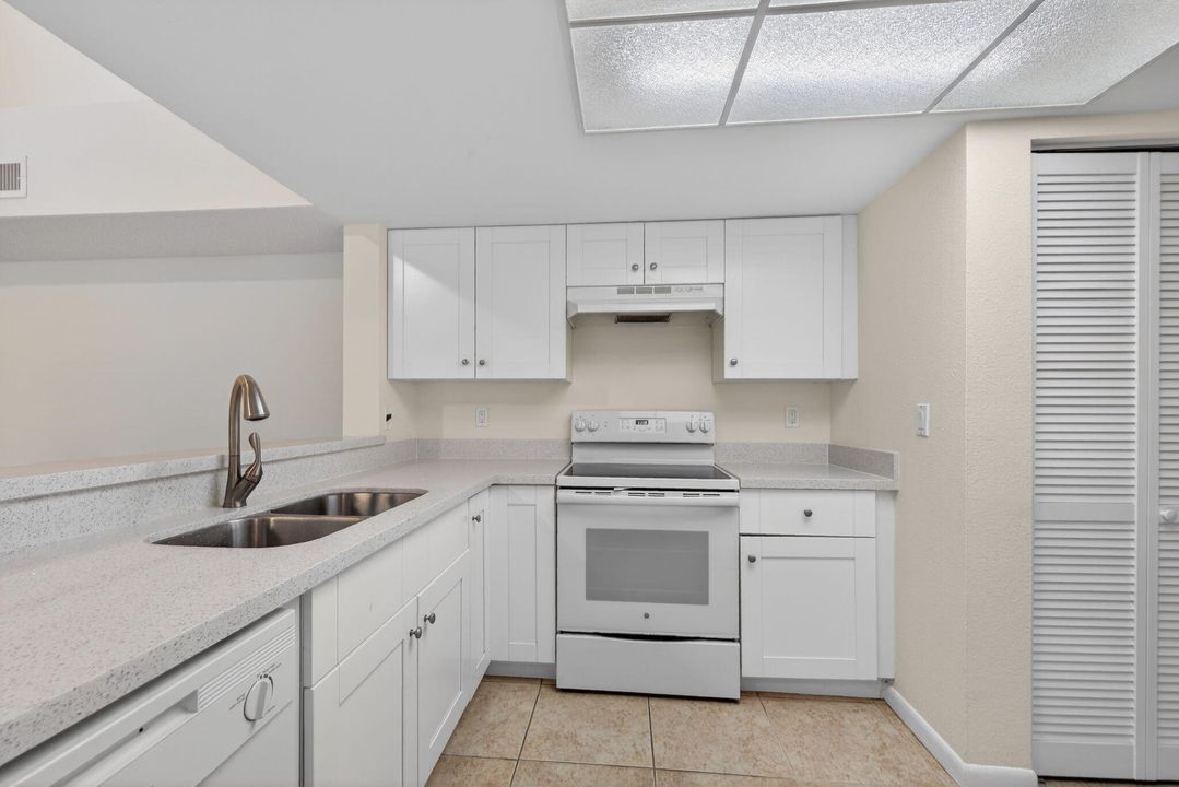 For Sale: $230,000 (2 beds, 2 baths, 986 Square Feet)