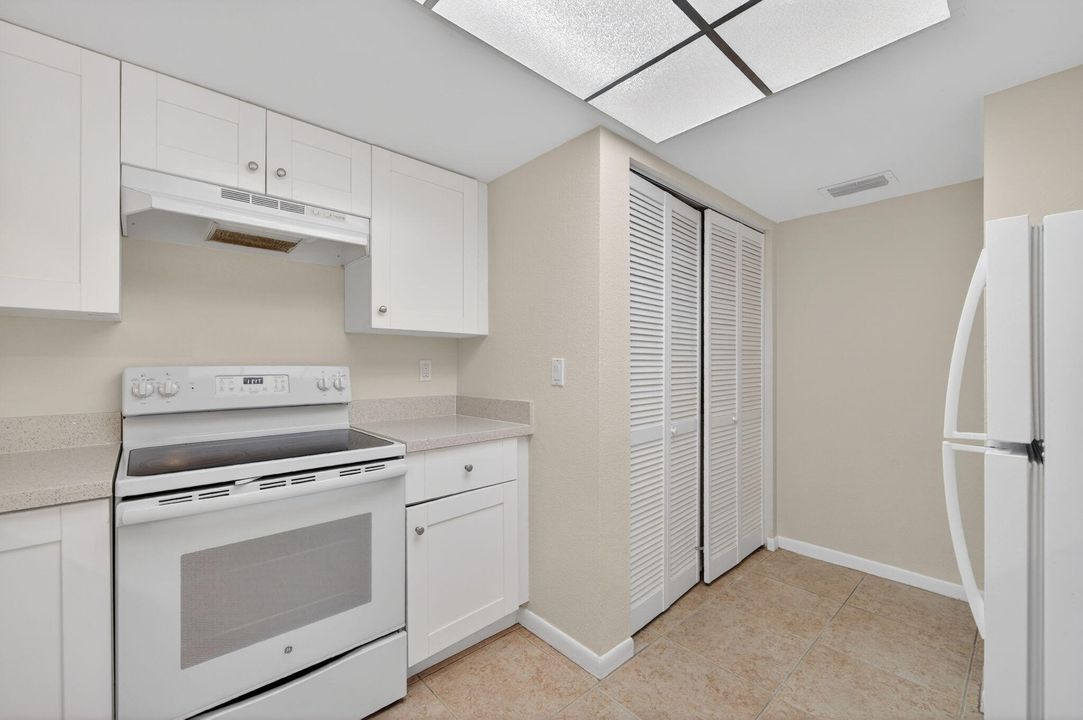 For Sale: $230,000 (2 beds, 2 baths, 986 Square Feet)