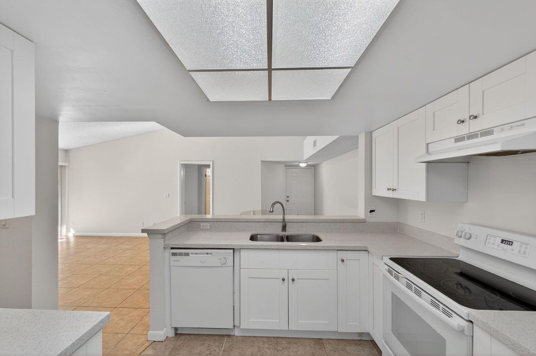 For Sale: $230,000 (2 beds, 2 baths, 986 Square Feet)