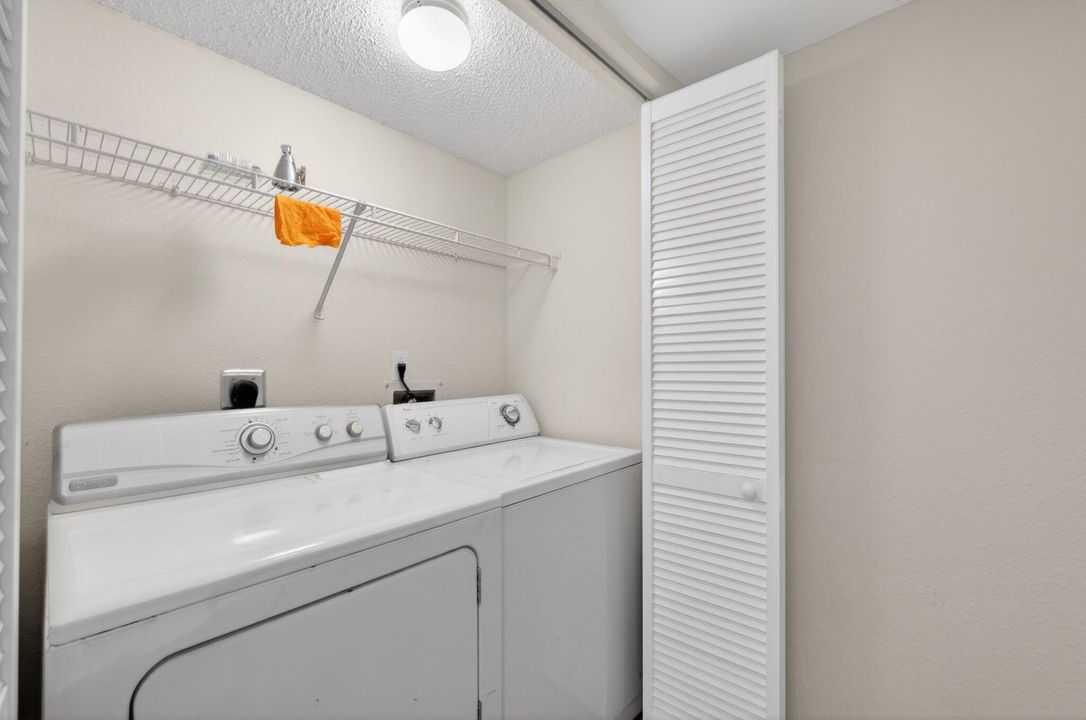 For Sale: $230,000 (2 beds, 2 baths, 986 Square Feet)