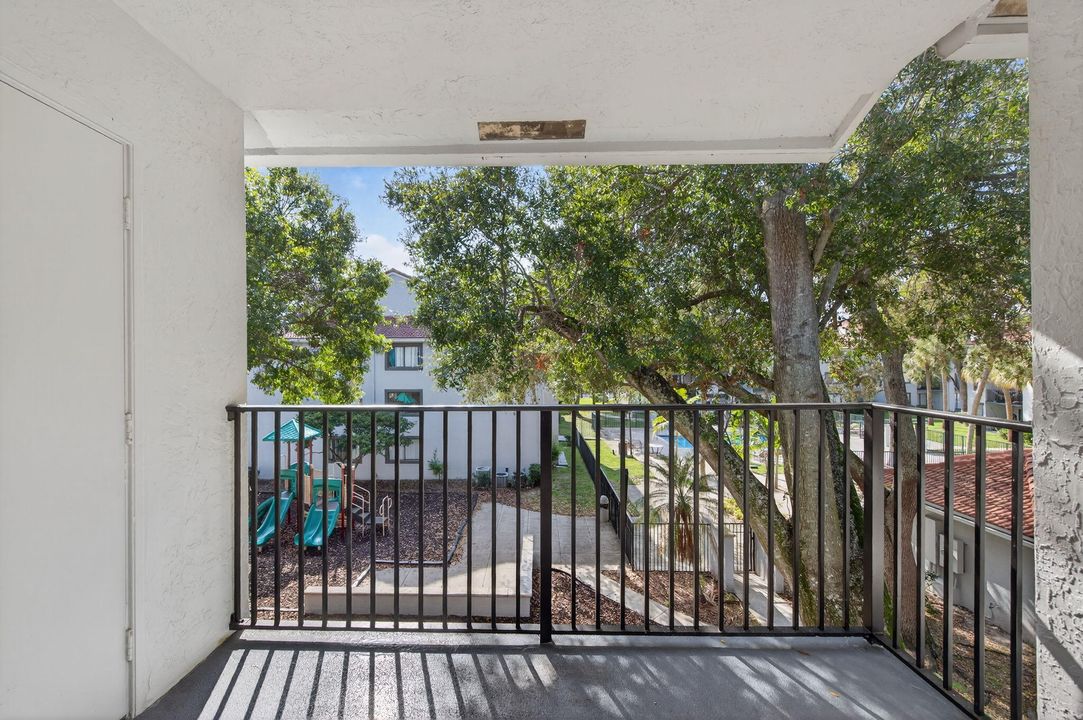 For Sale: $230,000 (2 beds, 2 baths, 986 Square Feet)