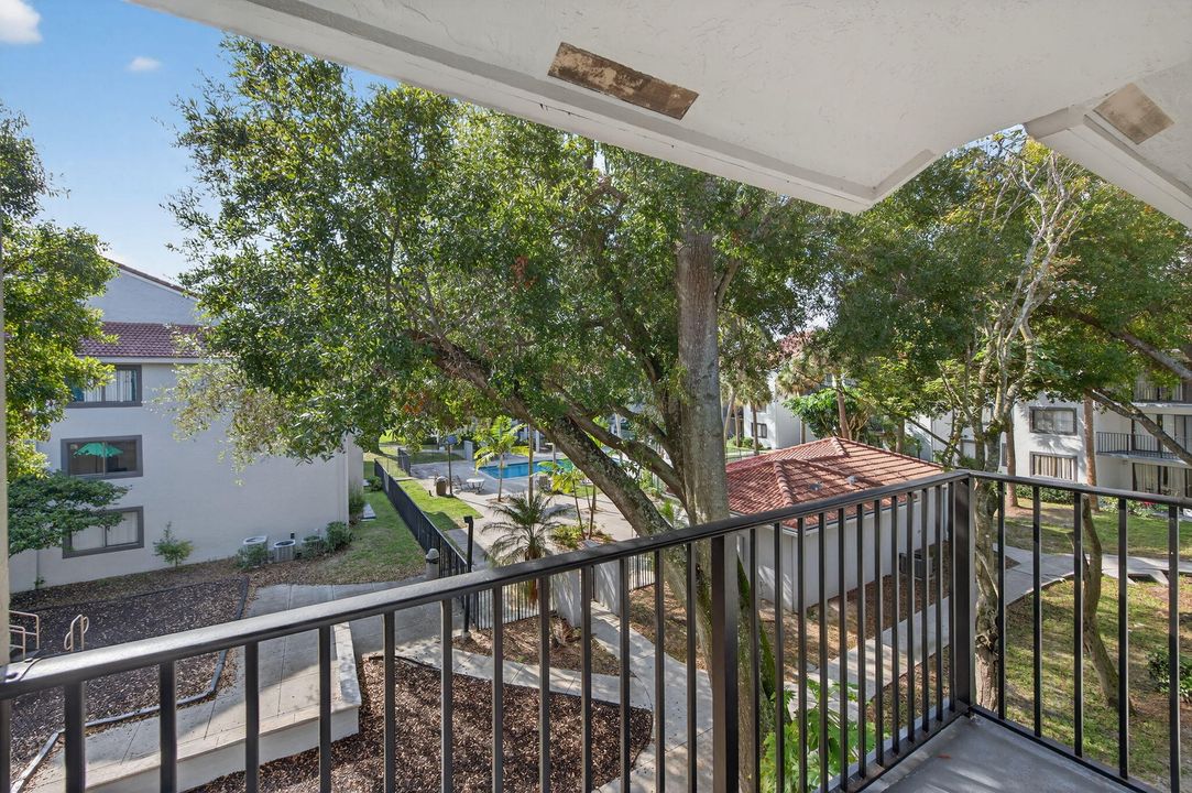 For Sale: $230,000 (2 beds, 2 baths, 986 Square Feet)