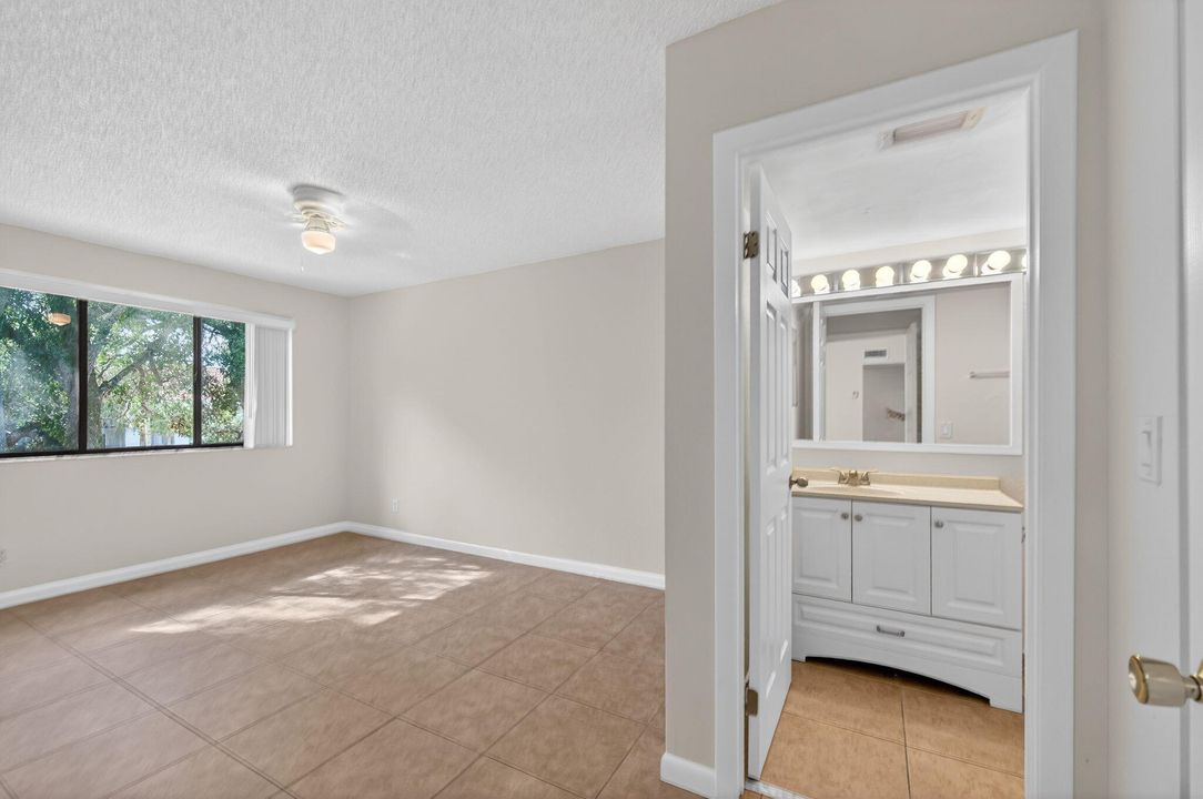 For Sale: $230,000 (2 beds, 2 baths, 986 Square Feet)