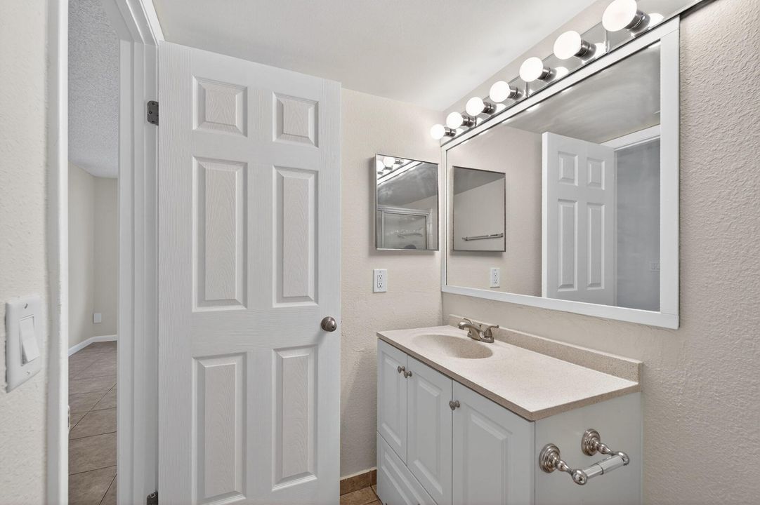 For Sale: $230,000 (2 beds, 2 baths, 986 Square Feet)