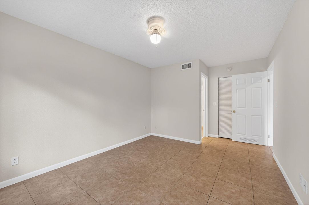 For Sale: $230,000 (2 beds, 2 baths, 986 Square Feet)