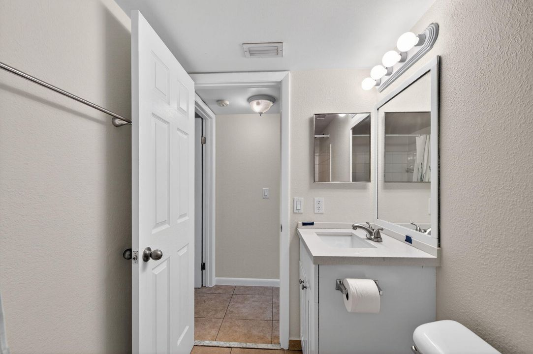 For Sale: $230,000 (2 beds, 2 baths, 986 Square Feet)