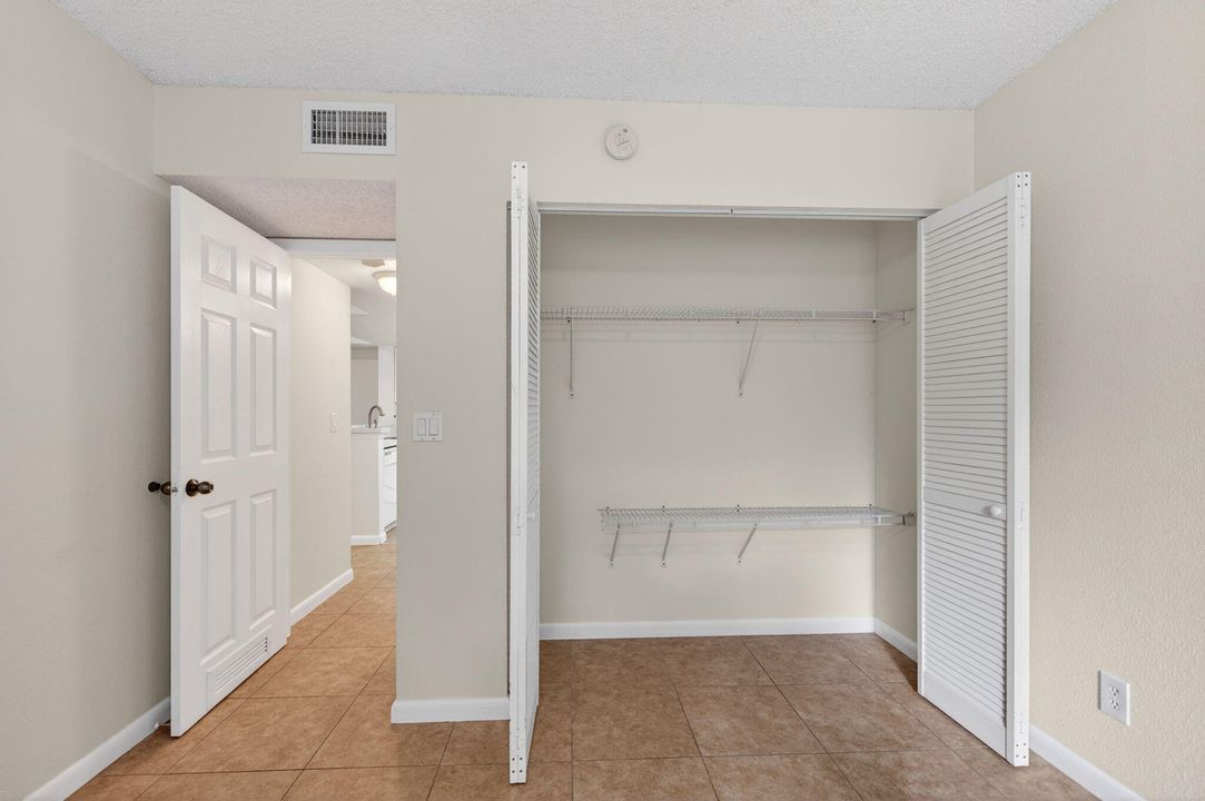 For Sale: $230,000 (2 beds, 2 baths, 986 Square Feet)