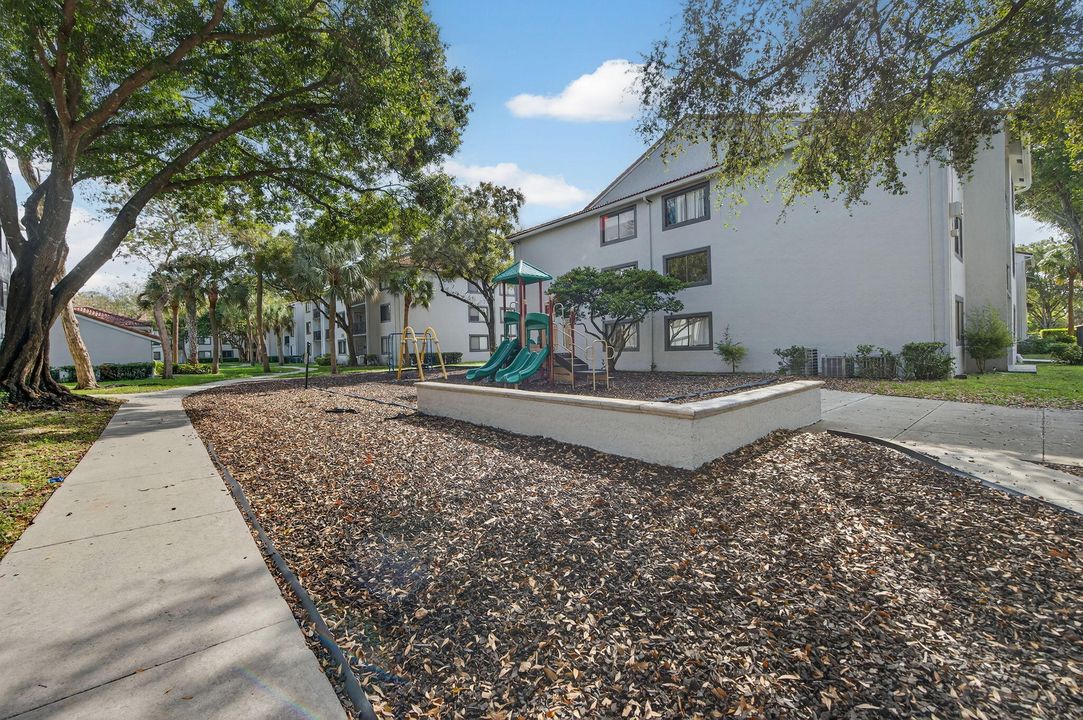 For Sale: $230,000 (2 beds, 2 baths, 986 Square Feet)