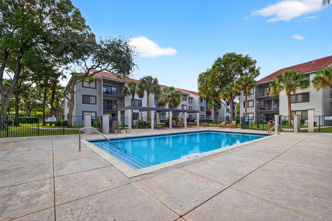 For Sale: $230,000 (2 beds, 2 baths, 986 Square Feet)