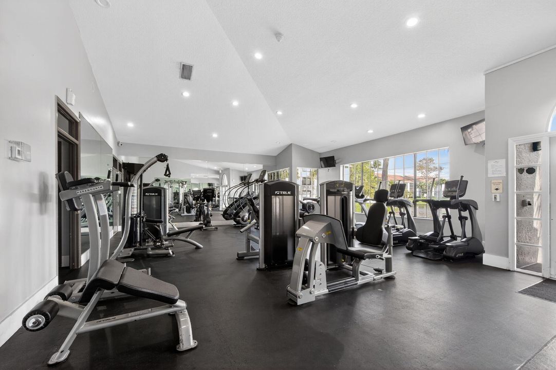 For Sale: $230,000 (2 beds, 2 baths, 986 Square Feet)