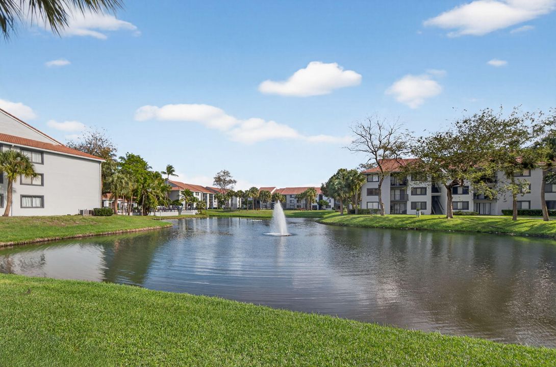 For Sale: $230,000 (2 beds, 2 baths, 986 Square Feet)