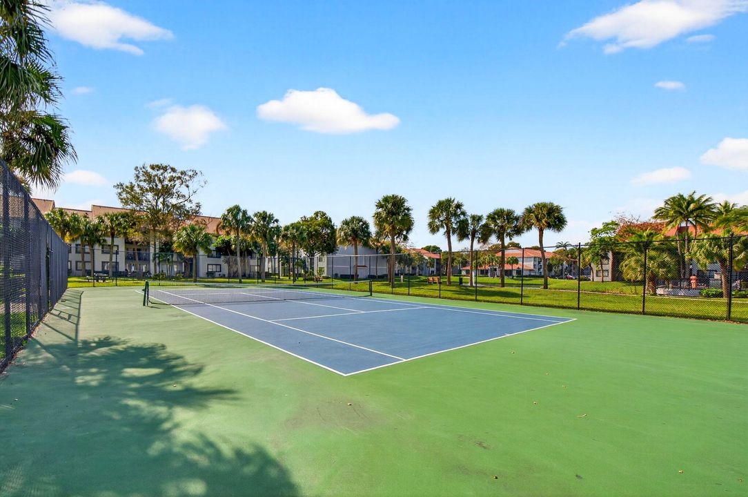 For Sale: $230,000 (2 beds, 2 baths, 986 Square Feet)