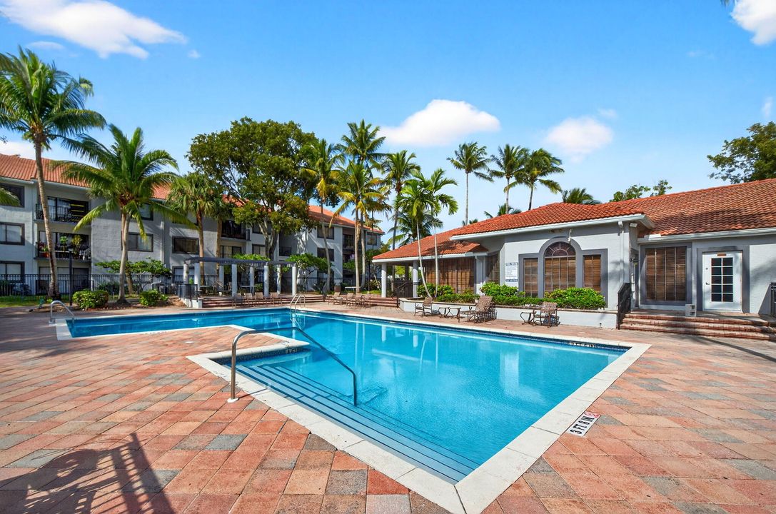 For Sale: $230,000 (2 beds, 2 baths, 986 Square Feet)