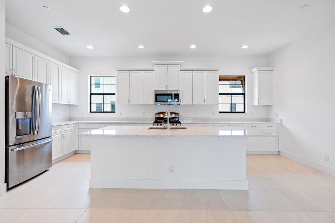 En Renta: $5,250 (4 camas, 3 baños, 2252 Pies cuadrados)