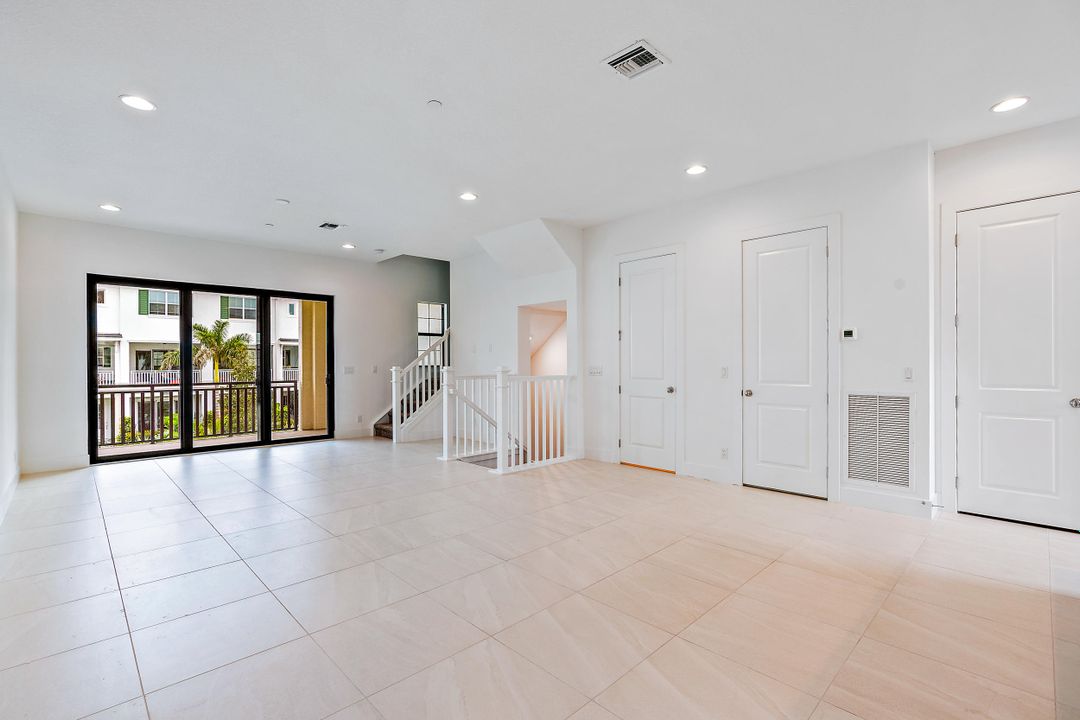 En Renta: $5,250 (4 camas, 3 baños, 2252 Pies cuadrados)