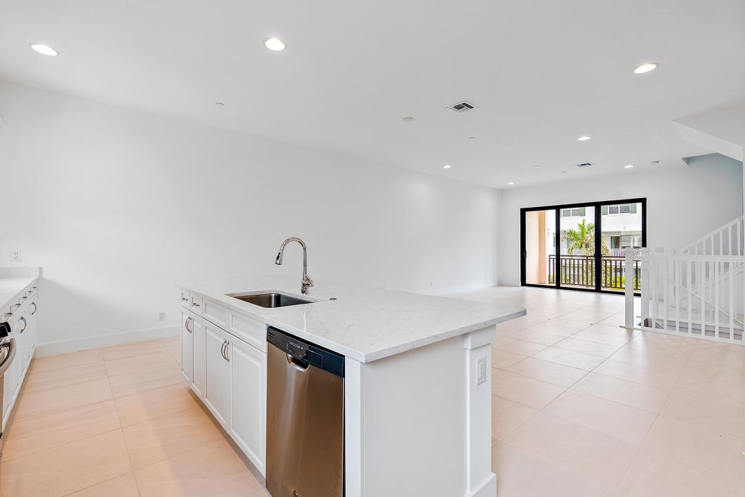 En Renta: $5,250 (4 camas, 3 baños, 2252 Pies cuadrados)