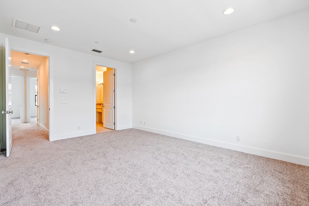 En Renta: $5,250 (4 camas, 3 baños, 2252 Pies cuadrados)