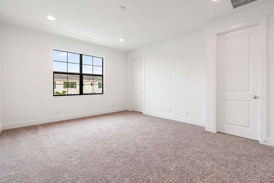 En Renta: $5,250 (4 camas, 3 baños, 2252 Pies cuadrados)