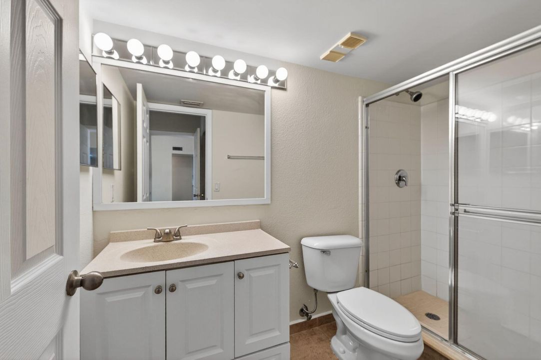 For Sale: $230,000 (2 beds, 2 baths, 986 Square Feet)