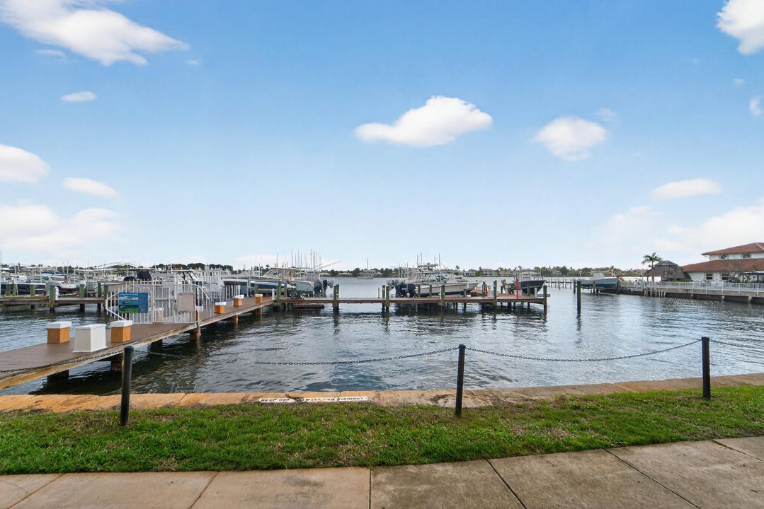 For Rent: $3,200 (2 beds, 2 baths, 1036 Square Feet)