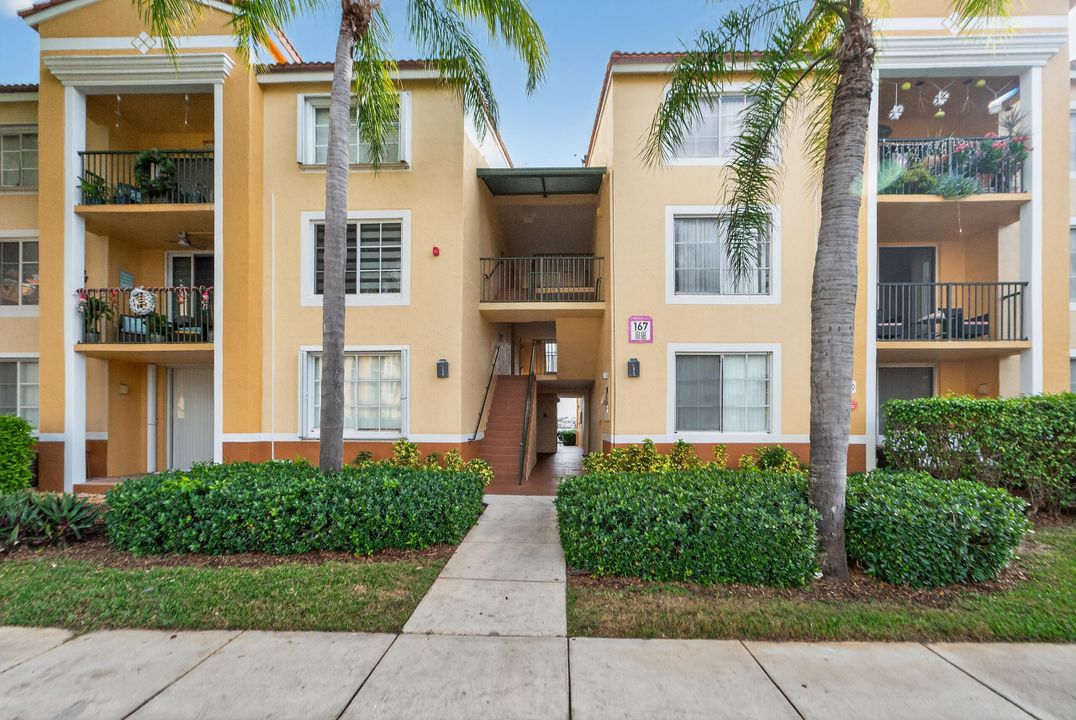 For Rent: $3,200 (2 beds, 2 baths, 1036 Square Feet)