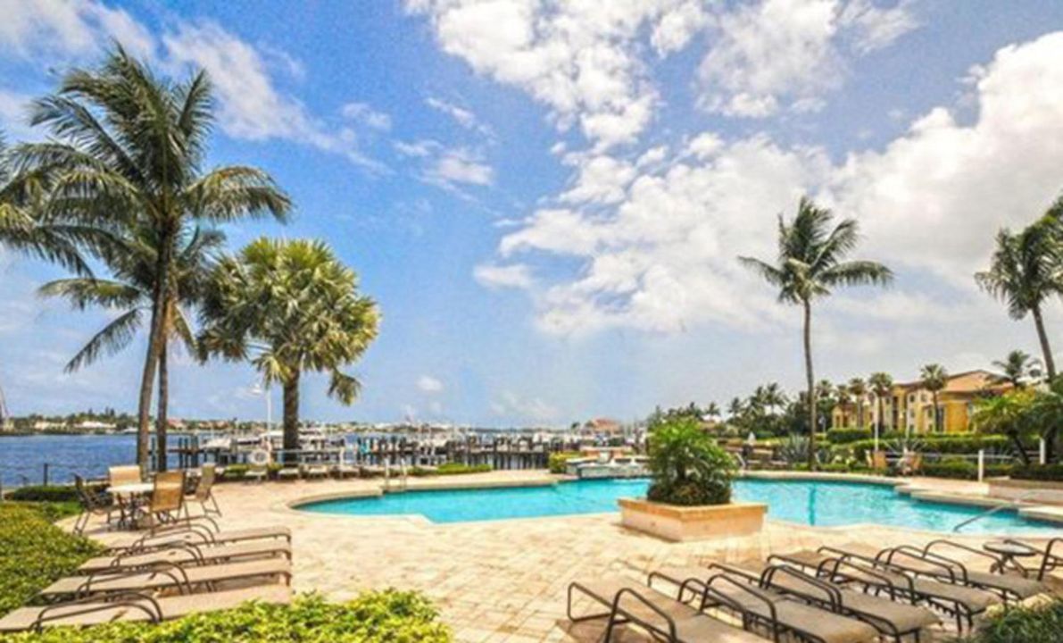 For Rent: $3,200 (2 beds, 2 baths, 1036 Square Feet)