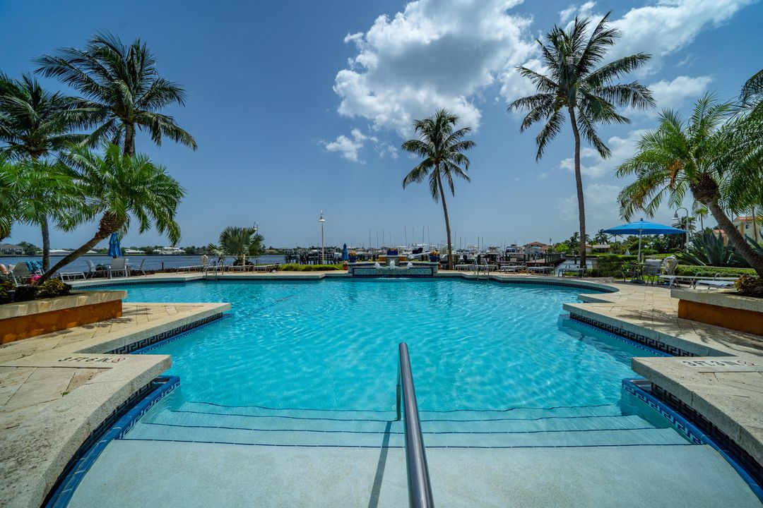 For Rent: $3,200 (2 beds, 2 baths, 1036 Square Feet)