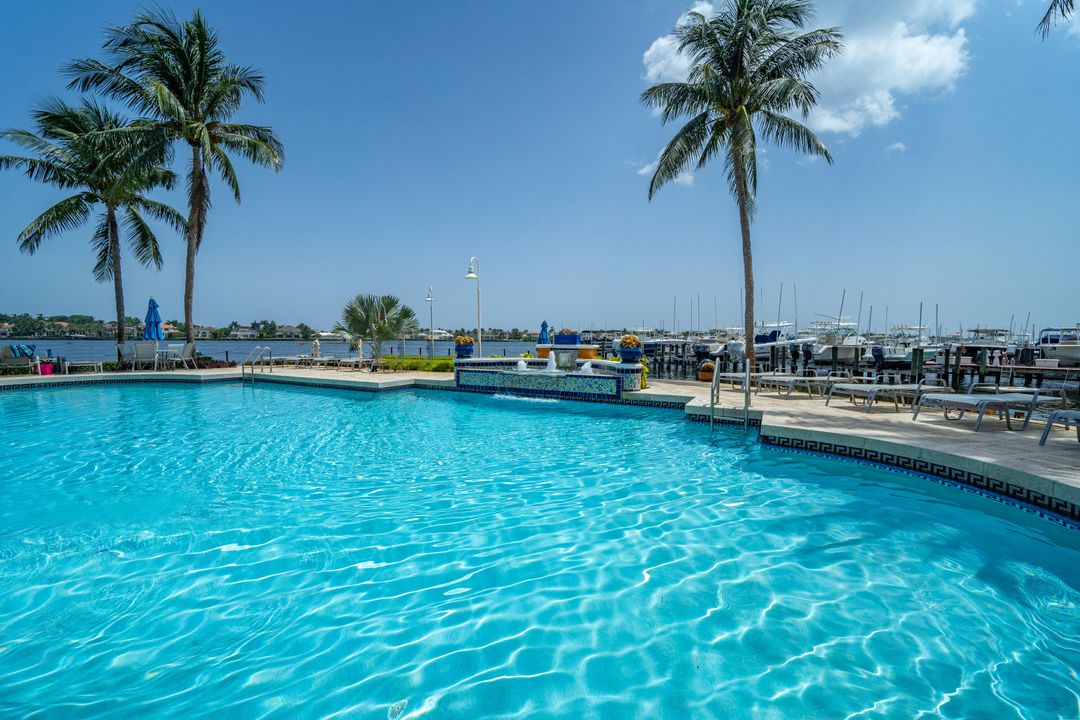 For Rent: $3,200 (2 beds, 2 baths, 1036 Square Feet)