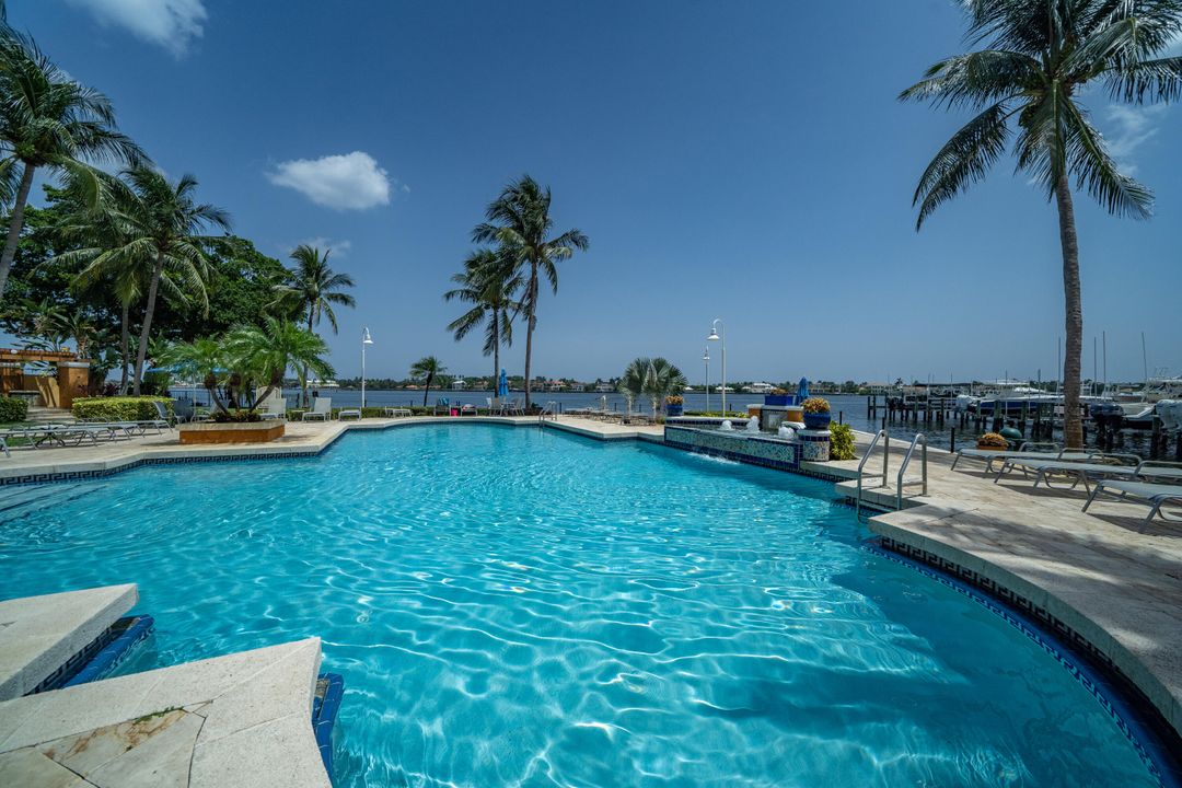 For Rent: $3,200 (2 beds, 2 baths, 1036 Square Feet)