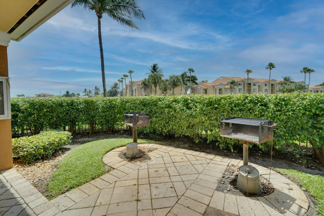 For Rent: $3,200 (2 beds, 2 baths, 1036 Square Feet)