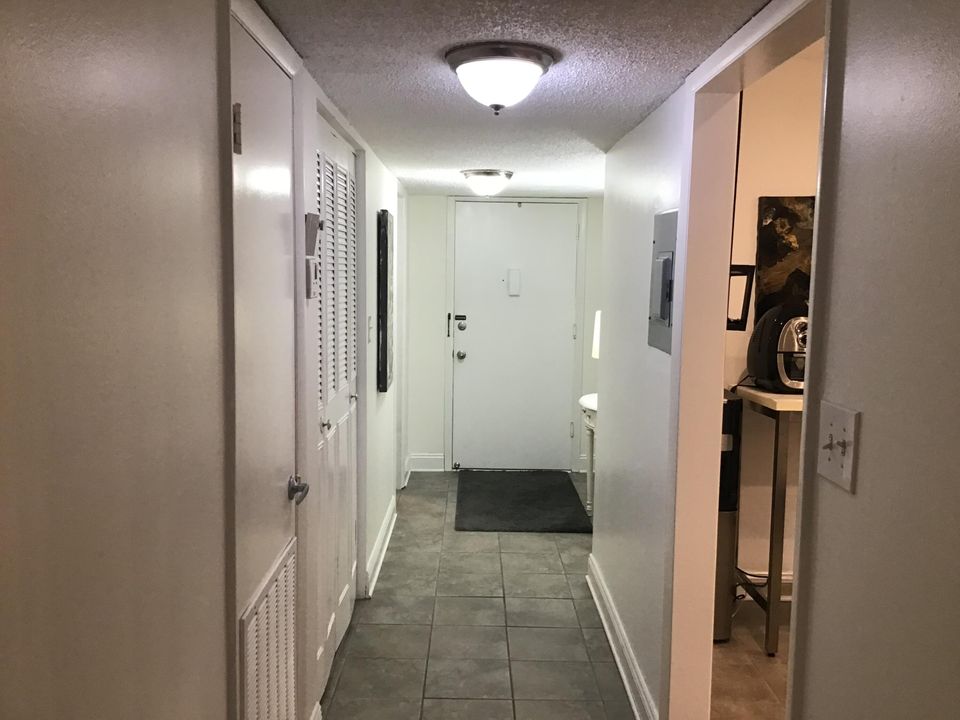 For Sale: $140,000 (1 beds, 1 baths, 1010 Square Feet)