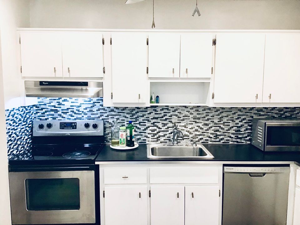 For Sale: $140,000 (1 beds, 1 baths, 1010 Square Feet)