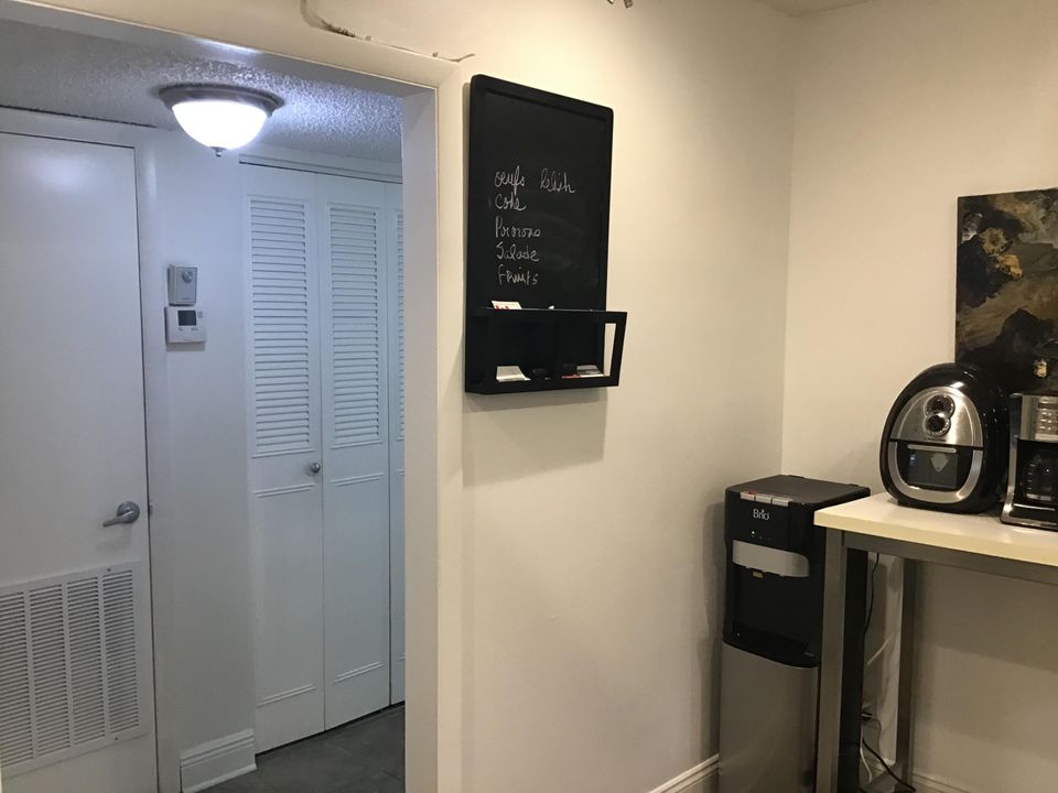 For Sale: $140,000 (1 beds, 1 baths, 1010 Square Feet)