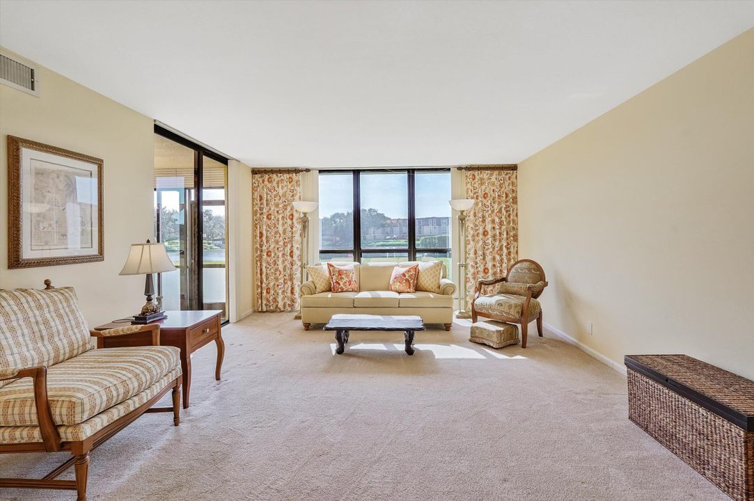 For Sale: $299,000 (2 beds, 2 baths, 1287 Square Feet)