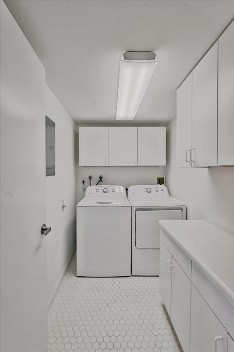 For Sale: $299,000 (2 beds, 2 baths, 1287 Square Feet)