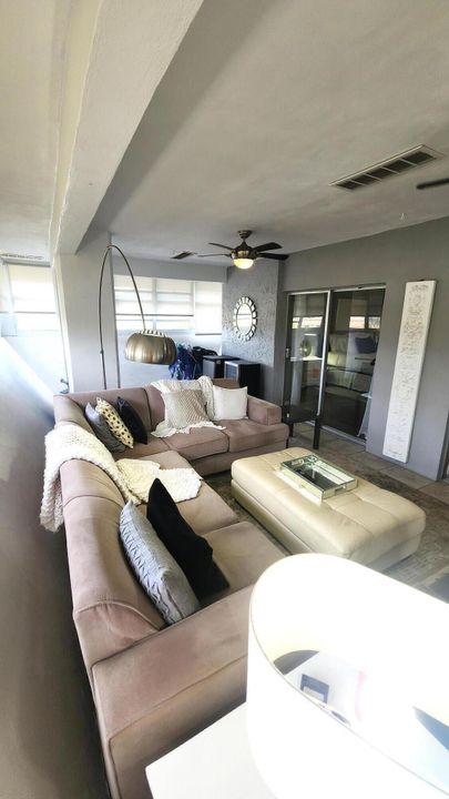 For Sale: $140,000 (1 beds, 1 baths, 1010 Square Feet)