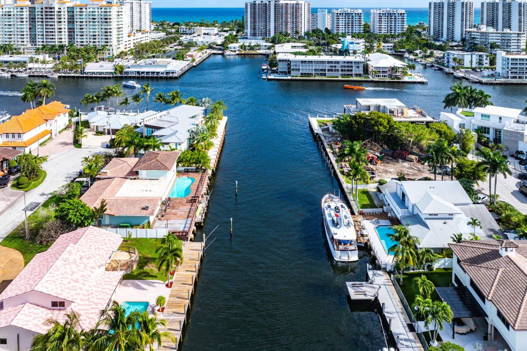 На продажу: $3,200,000 (4 спален, 3 ванн, 2910 Квадратных фут)