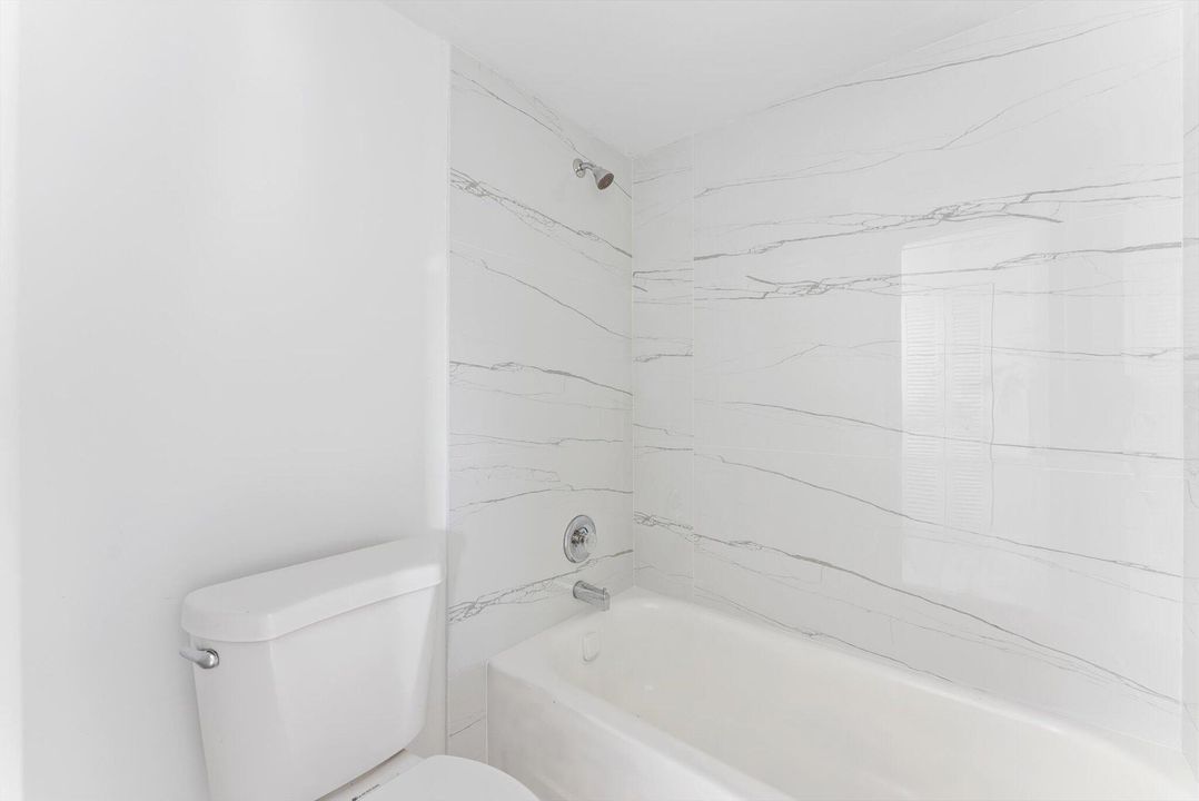 На продажу: $175,000 (2 спален, 2 ванн, 930 Квадратных фут)