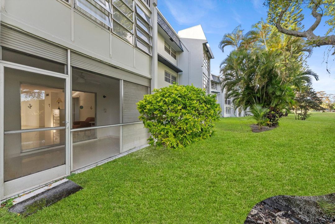 На продажу: $175,000 (2 спален, 2 ванн, 930 Квадратных фут)