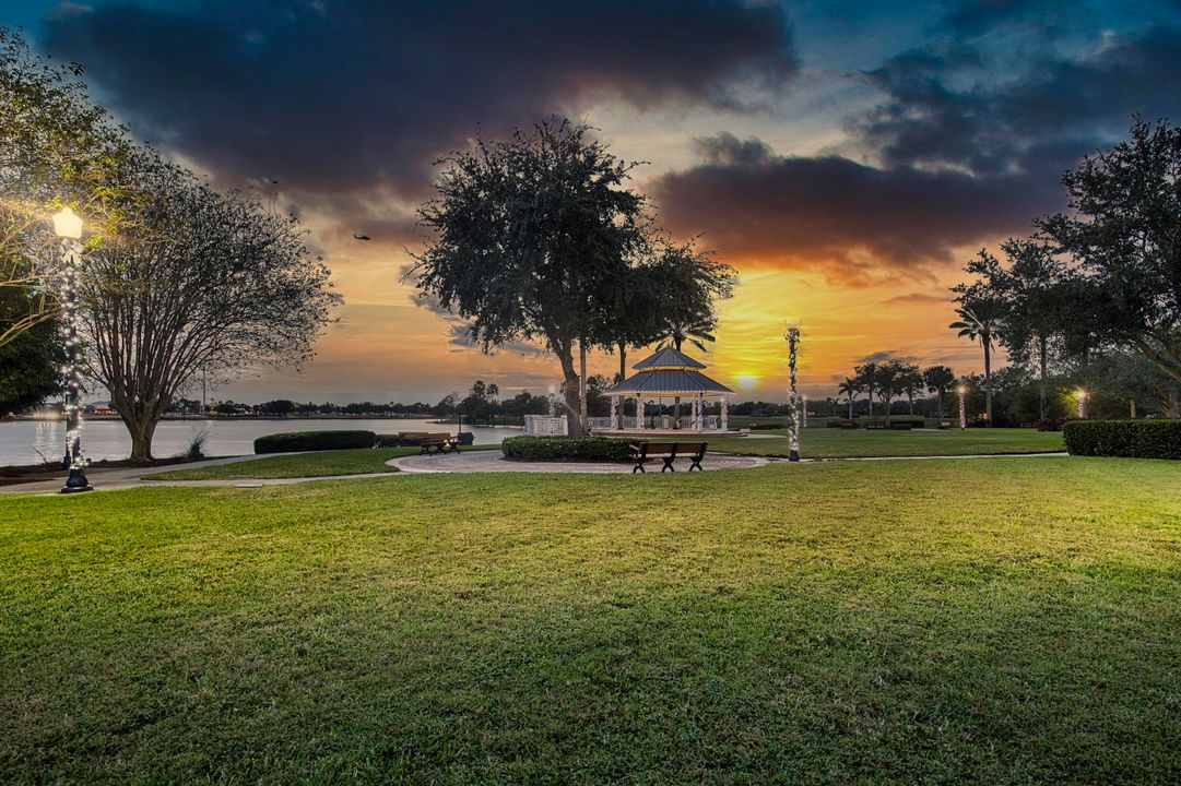 Activo con contrato: $407,770 (4 camas, 2 baños, 1741 Pies cuadrados)