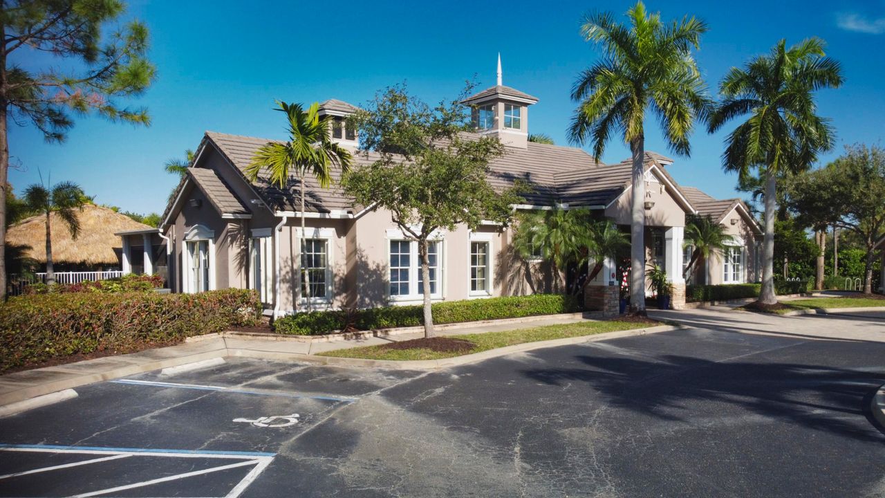 Activo con contrato: $407,770 (4 camas, 2 baños, 1741 Pies cuadrados)