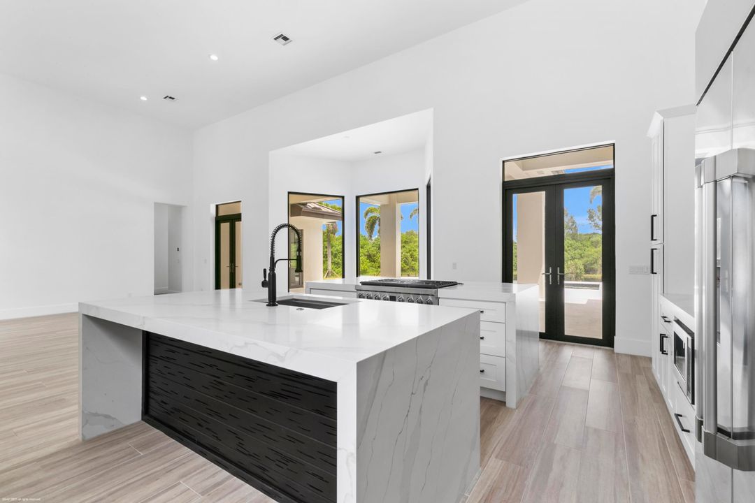 На продажу: $4,900,000 (4 спален, 3 ванн, 3080 Квадратных фут)