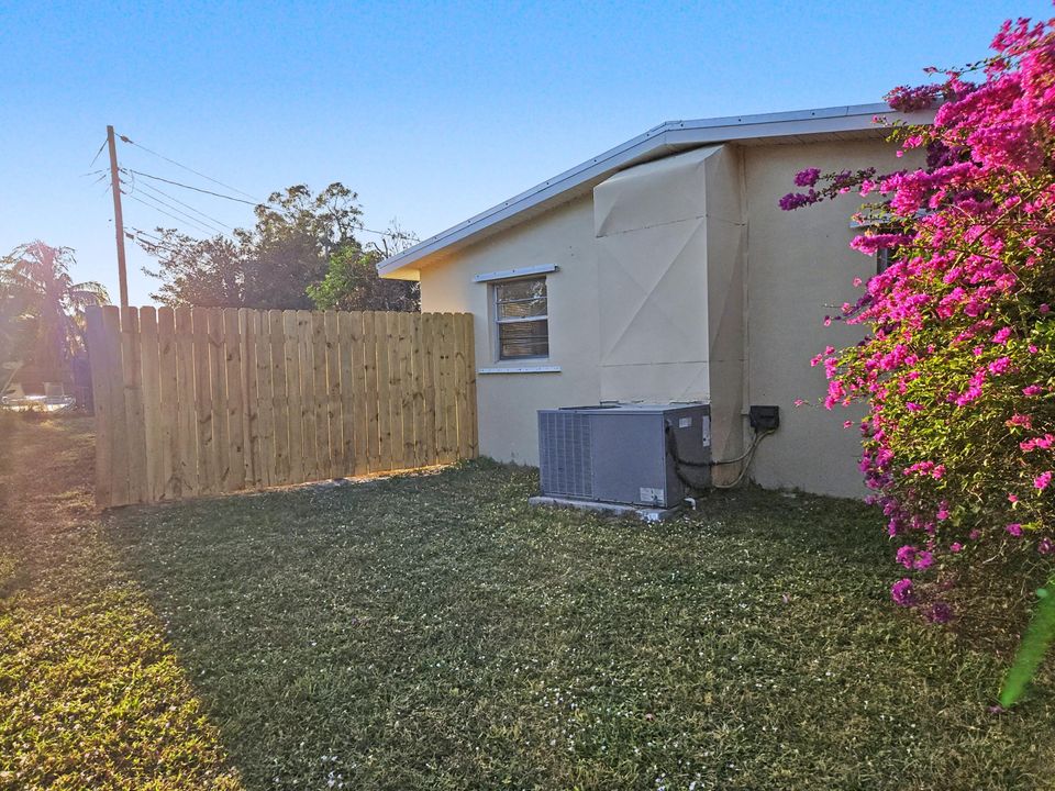 For Sale: $277,000 (2 beds, 2 baths, 1441 Square Feet)