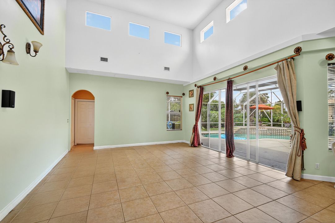 出租: $4,700 (5 贝兹, 4 浴室, 3233 平方英尺)