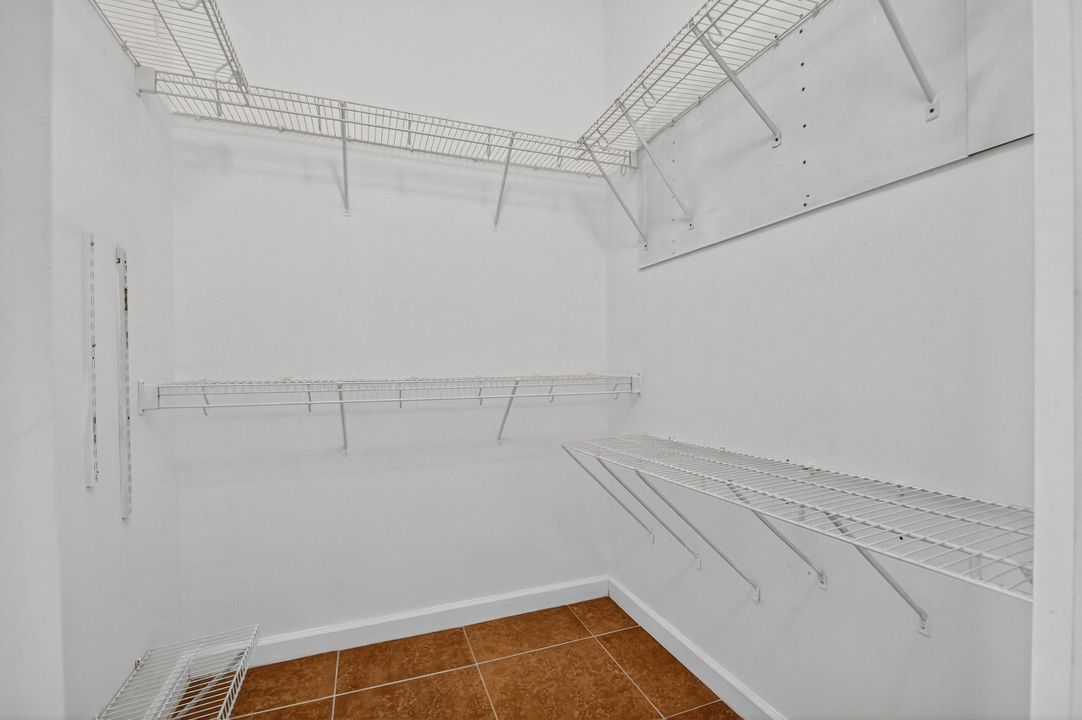 出租: $4,700 (5 贝兹, 4 浴室, 3233 平方英尺)