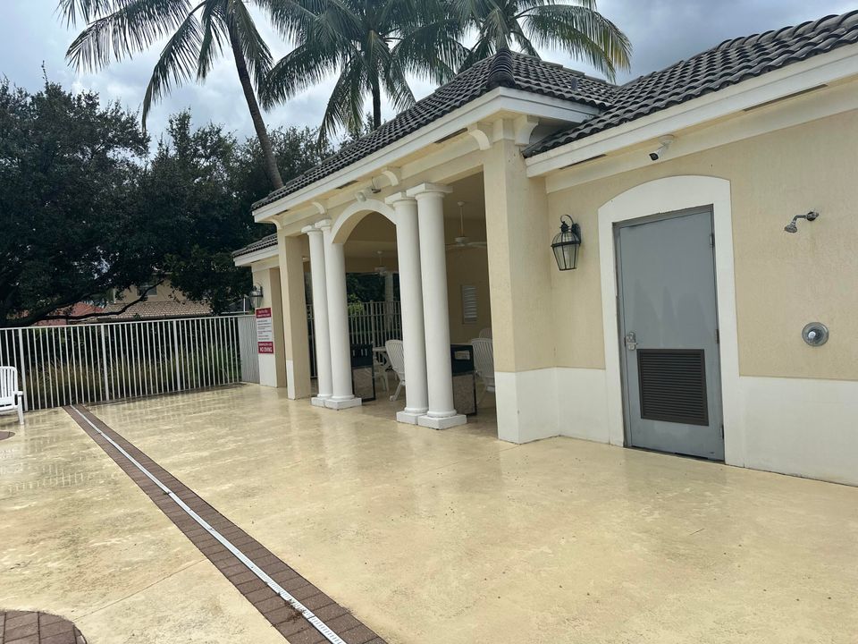 出租: $4,700 (5 贝兹, 4 浴室, 3233 平方英尺)