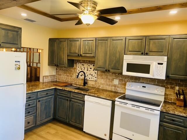 For Sale: $299,000 (2 beds, 2 baths, 1092 Square Feet)