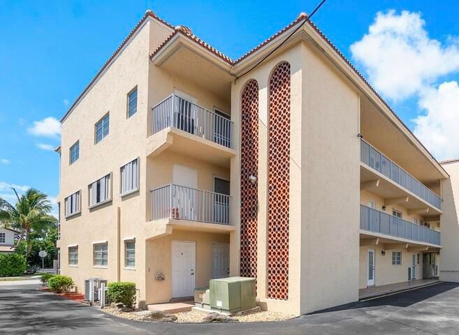 For Sale: $197,000 (1 beds, 1 baths, 756 Square Feet)