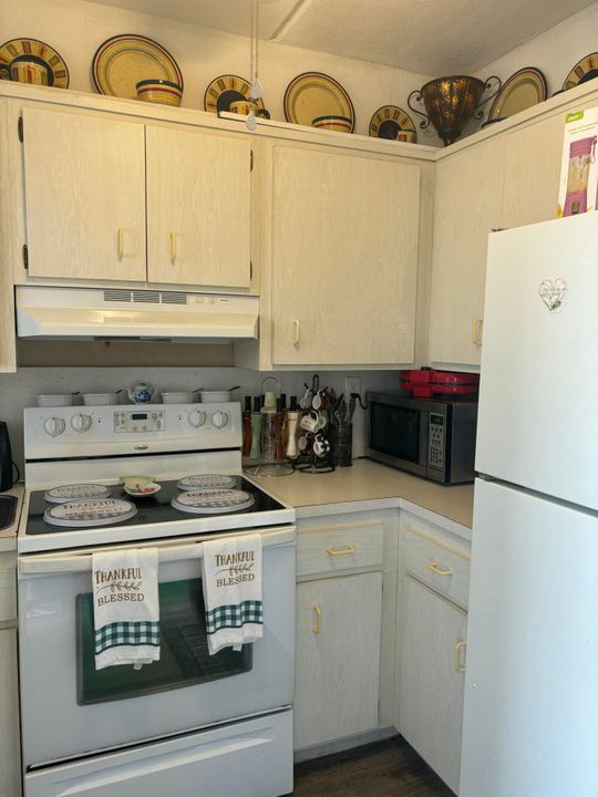 For Sale: $197,000 (1 beds, 1 baths, 756 Square Feet)